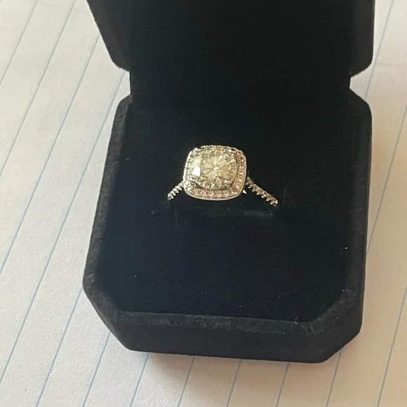 Brand new 2 carat Moissanite Sterling silver ring Size 7 - Picture 3 of 7